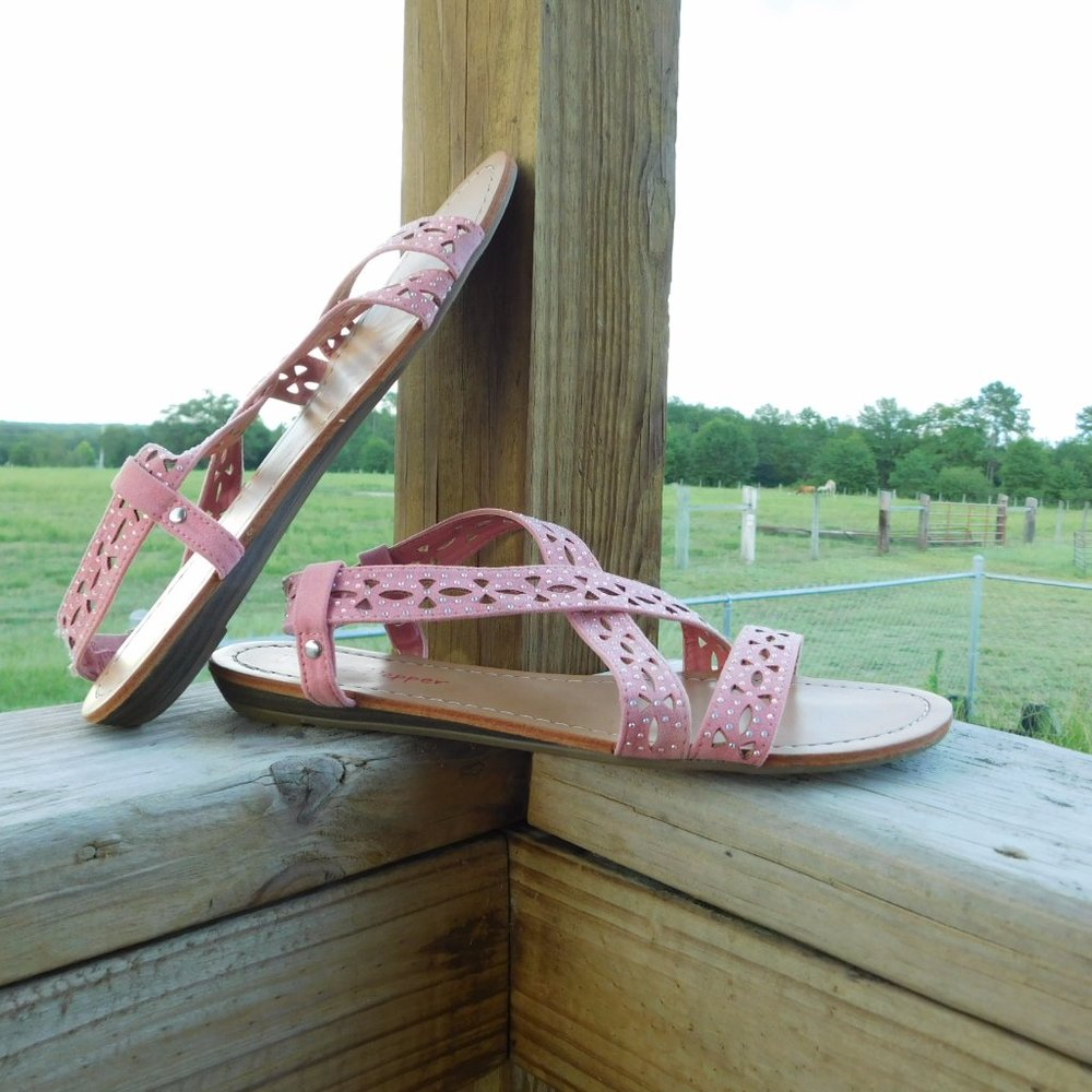 Pink & Pepper Coral  Pink, sz 9 flat sandals